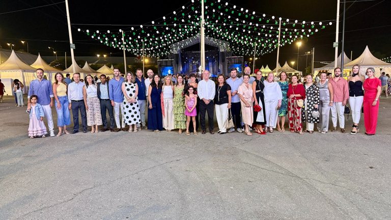 Miembros de la Corporación Municipal, presentador y autor del cartel, regidora y sus manolas, y pregonera de la Real Feria de Agosto de Antequera (agosto 2025)