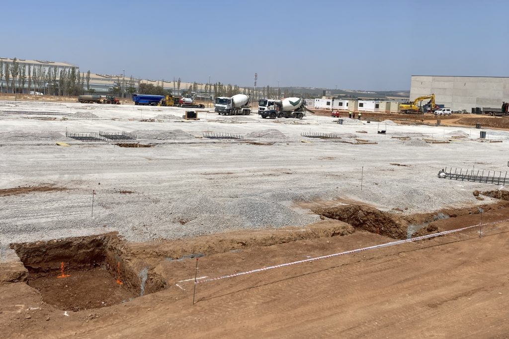 Obras para la construcción de la plataforma logística de Leroy Merlin en el Parque Empresarial de Antequera (agosto 2025)