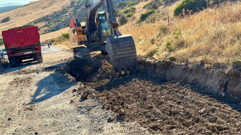 Operario en la obra de reforma de la carretera MA-4402, de acceso a la Joya (1) (julio 2025)