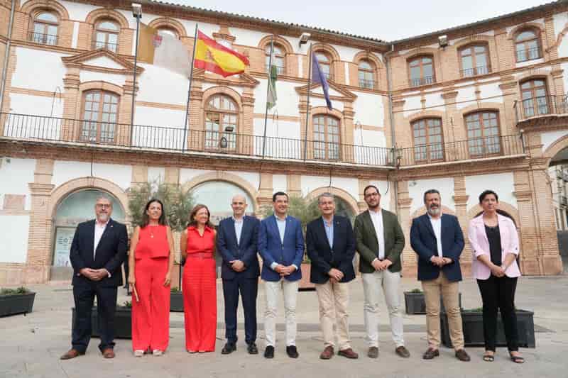 Responsables autonómicos y miembros de la Corporación Municipal del Ayuntamiento de Archidona en la plaza Ochavada (agosto 2025)
