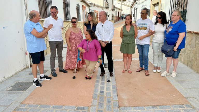 Responsables municipales y representantes de la Asociación de Vecinos de San Juan en la calle Santa María la Vieja de Antequera (agosto 2025)