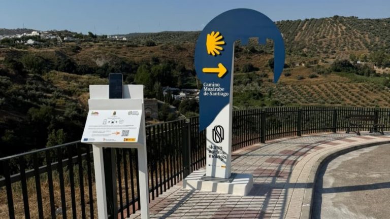 Tótem con soporte para el télefono móvil del Camino Mozárabe de Santiago en la barriada La Atalaya de Villanueva de Algaidas (julio 2025)