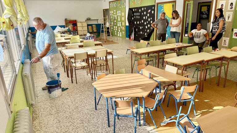 Visita del Ayuntamiento al Colegio León Motta, donde se hacen actuaciones de mantenimiento (agosto 2025)