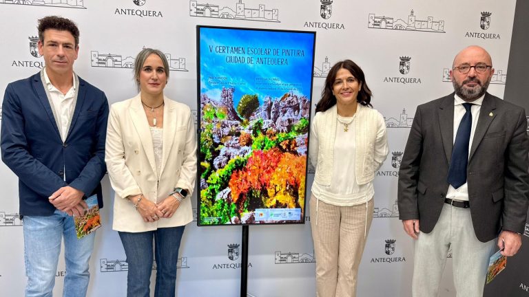 Autoridades en la presentación del cartel del V Certamen Escolar de Pintura de la Ciudad de Antequera