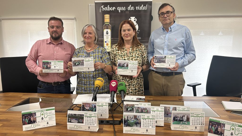 Avilés, Leruite, Pérez y Carneros en la presentación del nuevo calendario de la delegación comarcal de la AECC patrocinado por la DOP Antequera