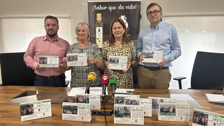 Avilés, Leruite, Pérez y Carneros en la presentación del nuevo calendario de la delegación comarcal de la AECC patrocinado por la DOP Antequera