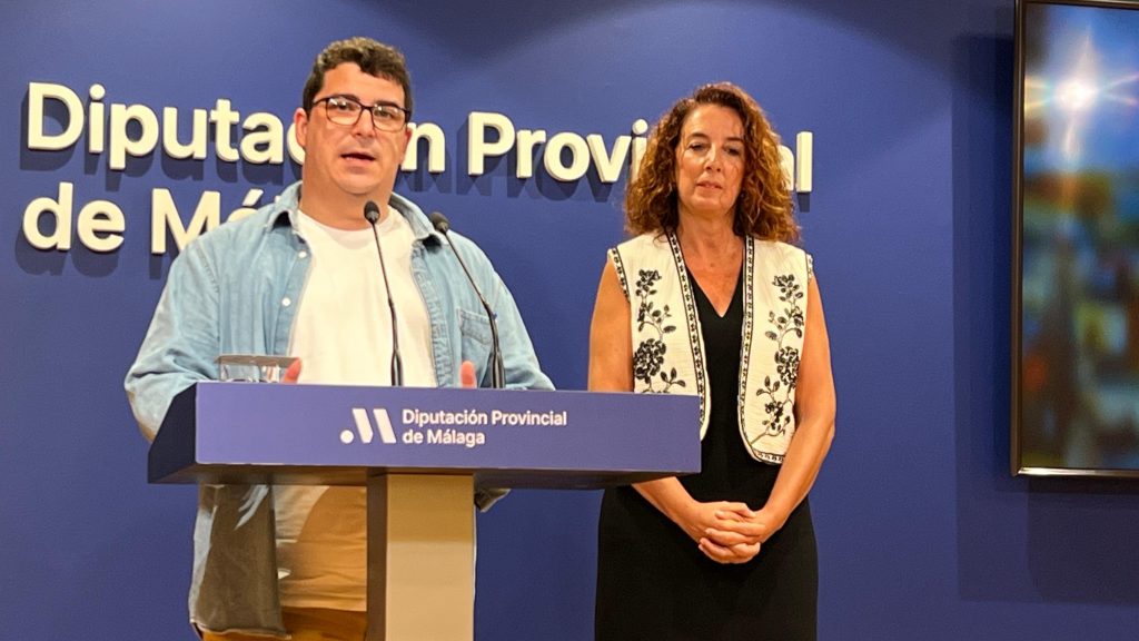 Carlos Lozano, concejal de Turismo de Cuevas del Becerro, junto a la diputada Antonia Ledesma, en la presentación de las II Jornadas de Turismo Rural (septiembre 2025)