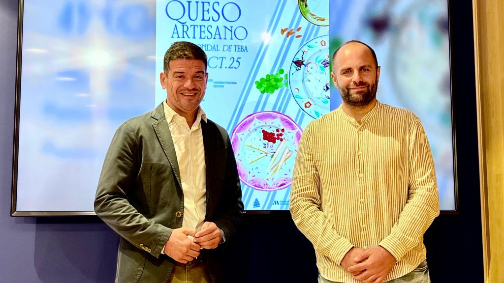 Cristóbal Ortega, vicepresidente de la Diputación delegado de Territorio Sostenible, y Cristóbal Corral, alcalde de Teba, tras la presentación de la XXIV Feria del Queso Artesano (septiembre 2025)