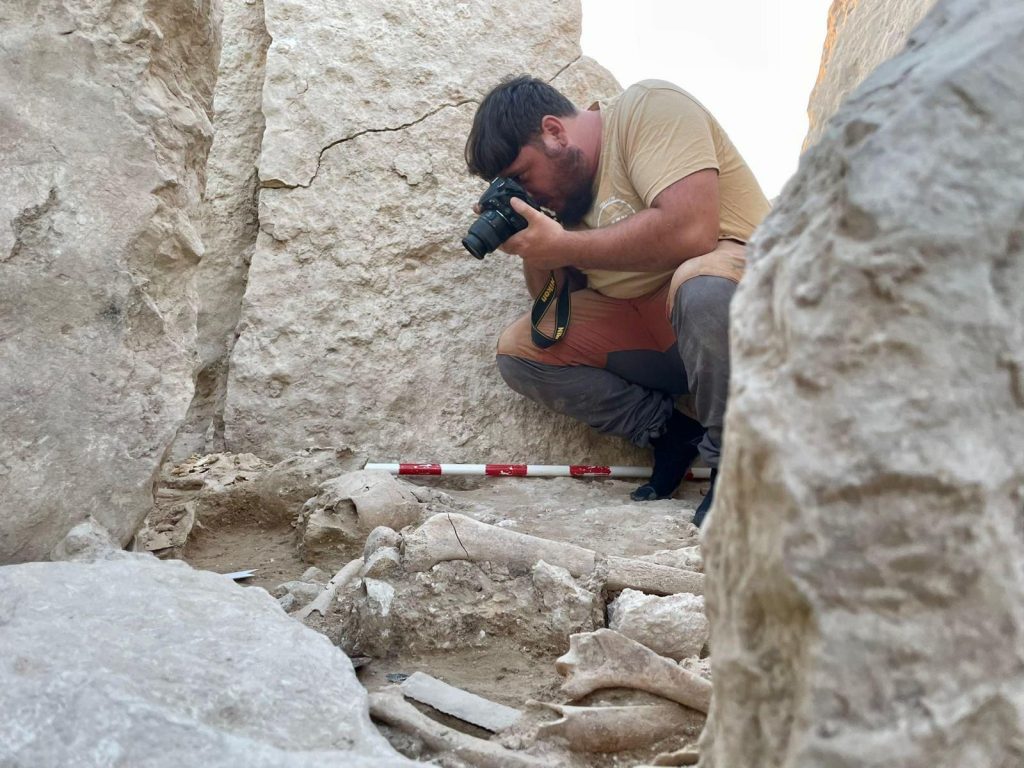 Documentación fotográfica de los hallazgos en el dolmen I de la necrópolis de La Lentejuela de Teba