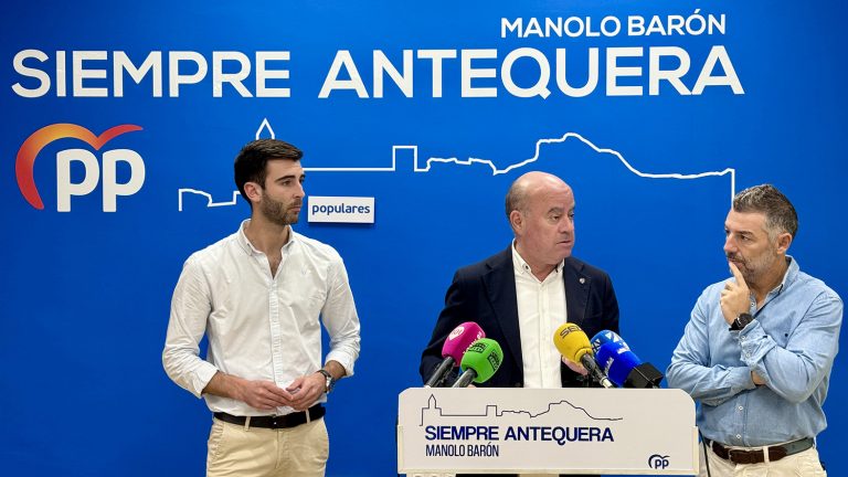 El alcalde Manolo Barón, junto al portavoz del PP de Antequera, José Manuel Fernández, y el secretario general, Juan Rosas (septiembre 2025)