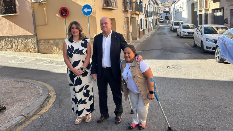 El alcalde de Antequera, Manolo Barón, a su izquierda, Sara Ríos y a su derecha, Teresa Molina, en la calle Taller y Ollas.