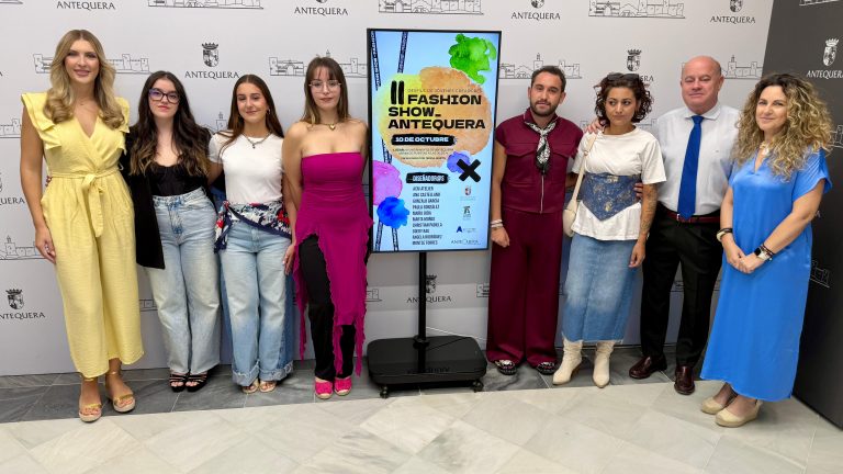 El alcalde de Antequera, Manolo Barón junto a la concejal de Juventud, Marta González y conjunto de diseñadores y creadores de la II edición del Fashion Show Antequera