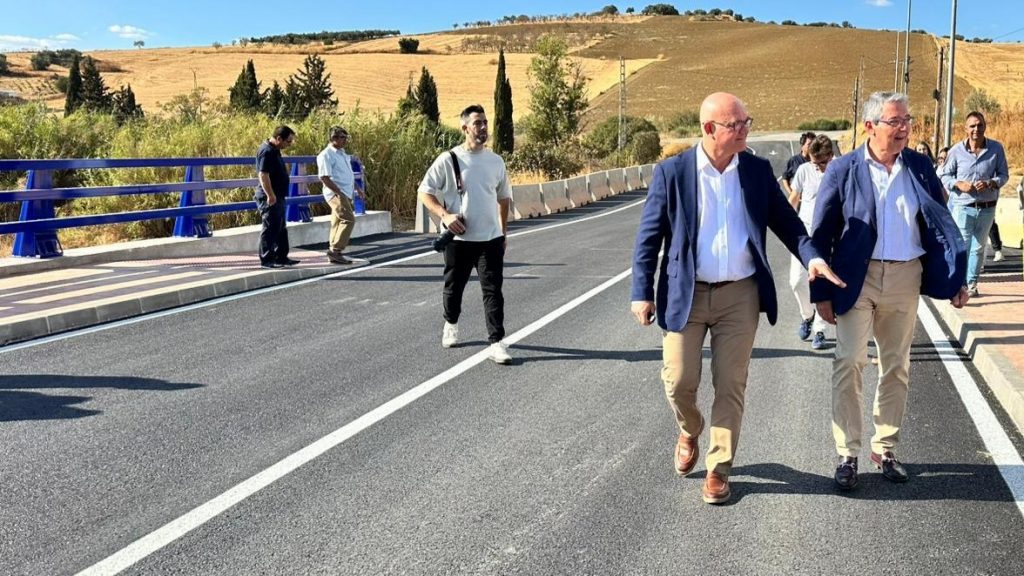 El alcalde de Casabermeja, Pedro Hernández, y el presidente de la Diputación, Francisco Salado (dcha), en la inauguración de la obra (septiembre 2025)