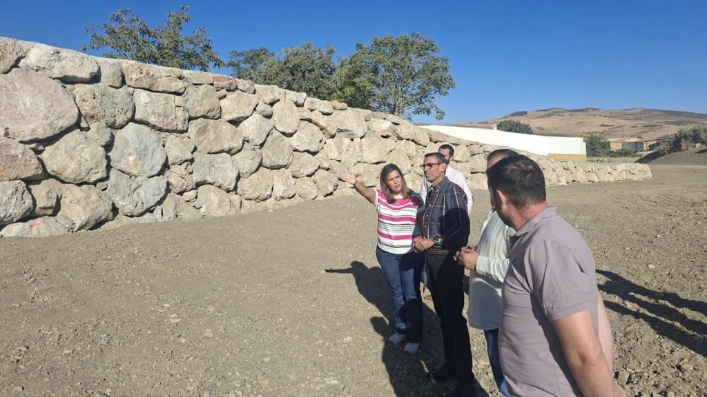 El delegado territorial de Agricultura, Pesca, Agua y Desarrollo Rural en Málaga, Fernando Fernández Tapia-Ruano, y el alcalde de Ardales, Juan Alberto Naranjo Moral en la visita a Ardales