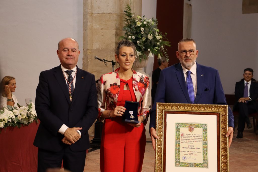 Los gerentes de la Joyería González e Hijos, Blanca y José Pedro Alarcón en la recepción de la Medalla de Plata de la Jarra de las Azucenas