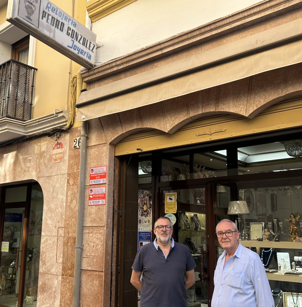 José Pedro Alarcón, gerente de la Joyería Pedro González e hijos junto a su padre José María Alarcón en la puerta del establecimiento
