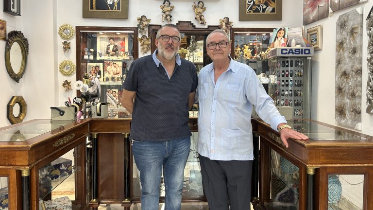 José Pedro Alarcón, gerente de la Joyería Pedro González e hijos junto a su padre José María Alarcón.