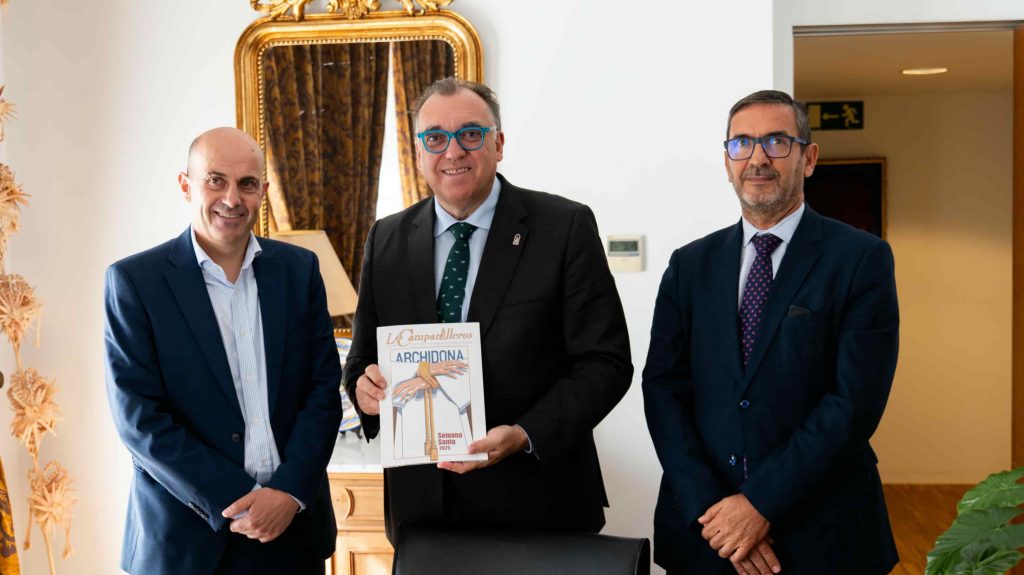 Juan Manuel Almohalla, alcalde de Archidona; Arturo Bernal, consejero de Turismo, y Carlos García, delegado territorial de Turismo (septiembre 2025)
