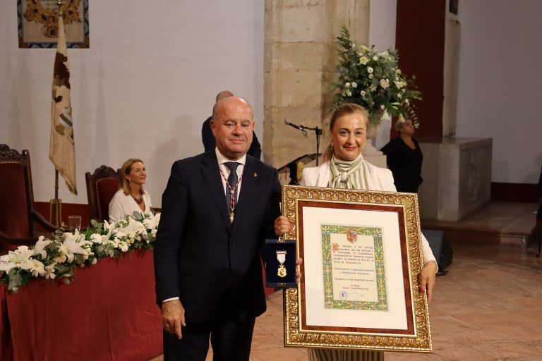La vicepresidenta de la ACIA, Ana López, recogiendo la Medalla de Oro de la Jarra de Azucenas de Antequera