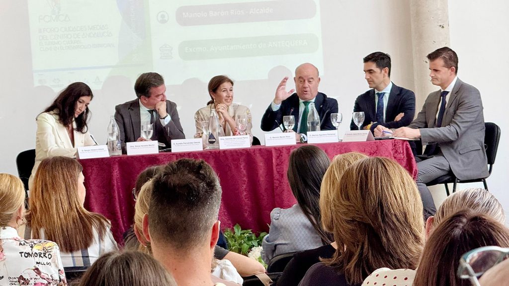 Mesa de debate de alcaldes del III Foro de Ciudades Medias del Centro de Andalucía, con Gemma del Corral, directora general de Promoción y Fomento del Turismo de Andalucía (centro)