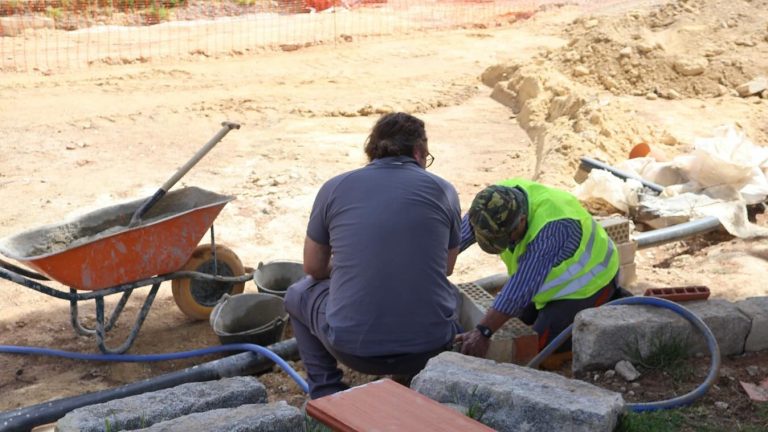 Operarios en el proyecto del PFEA en los Jardines del Corazón de María de Antequera (abril 2025)