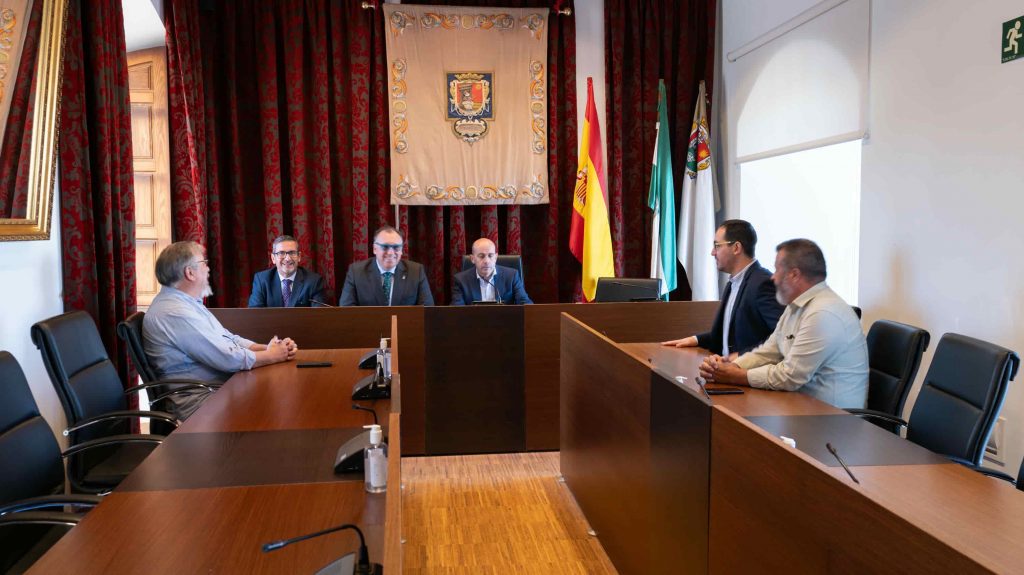 Responsables de la Consejería de Turismo en una reunión con miembros de la Corporación Municipal de Archidona