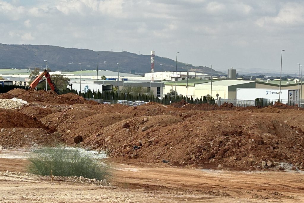 Terrenos donde el grupo Veinluc construye su nuevo taller (septiembre 2025)