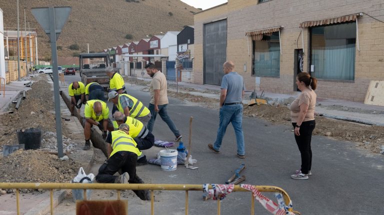 Visita del Ayuntamiento a las obras del PFEA en el Polígono Industrial de Archidona (agosto 2025)