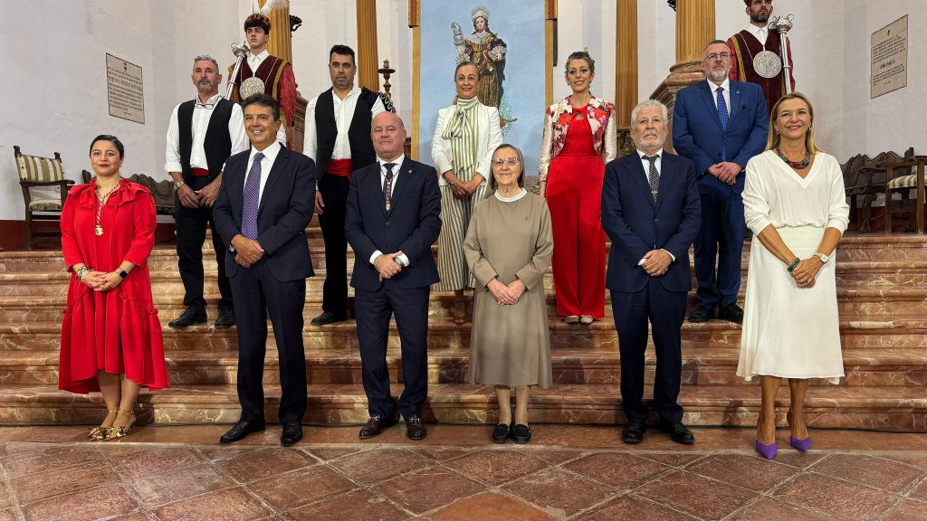 Foto grupal de todos los premiados junto a autoridades municipales.