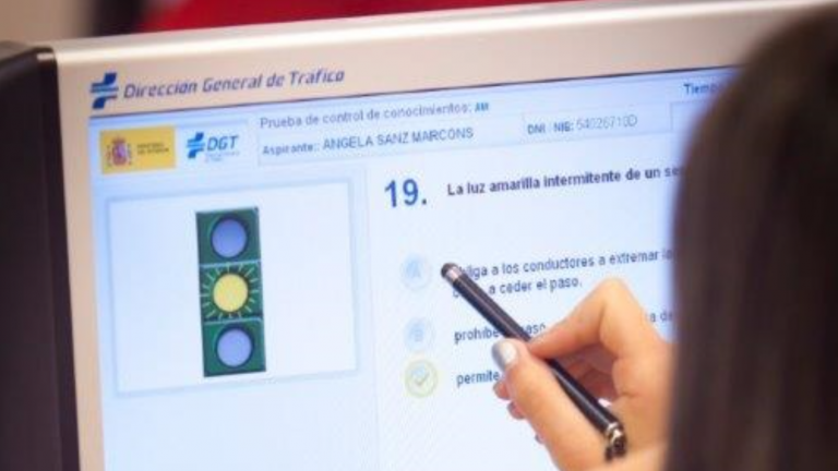 20200523 Usuaria haciendo un examen teórico para la obtención del carné de conducir (foto DGT)
