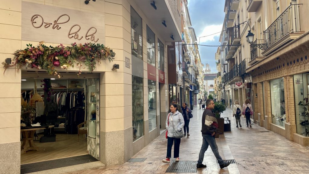 20241017 Calle Duranes, en pleno Centro Comercial Abierto de Antequera