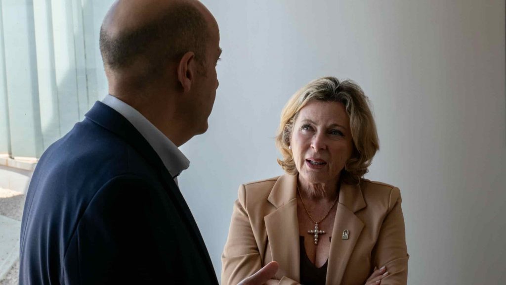 20251020 Carmen Sánchez Sierra, delegada de Empleo en Málaga, junto a Manuel Almohalla, alcalde de Archidona, tras la reunión en el Ayuntamiento