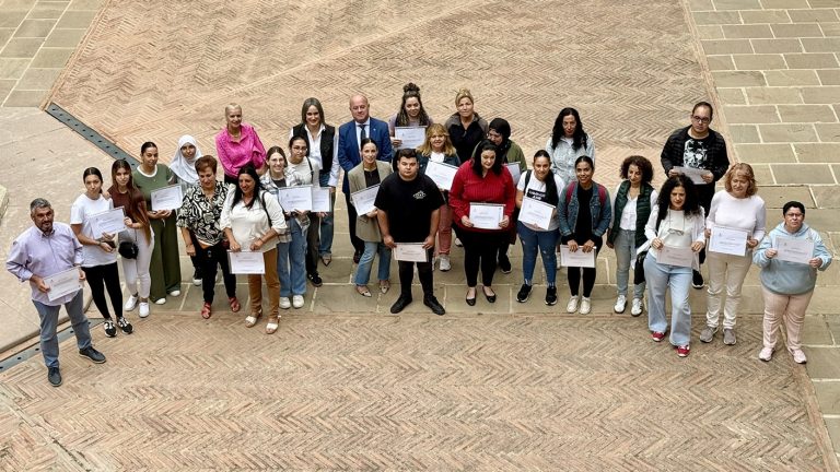 Responsables municipales y usuarios del programa EPES en el patio del Ayuntamiento de Antequera
