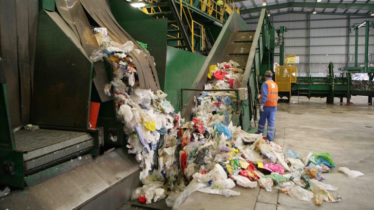 20251024 Selección de residuos plásticos en el Complejo Medioambiental Valsequillo de Antequera