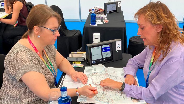 20251025 Técnica de turismo del Ayuntamiento de Antequera en la feria Tierra Adentro de Jaén