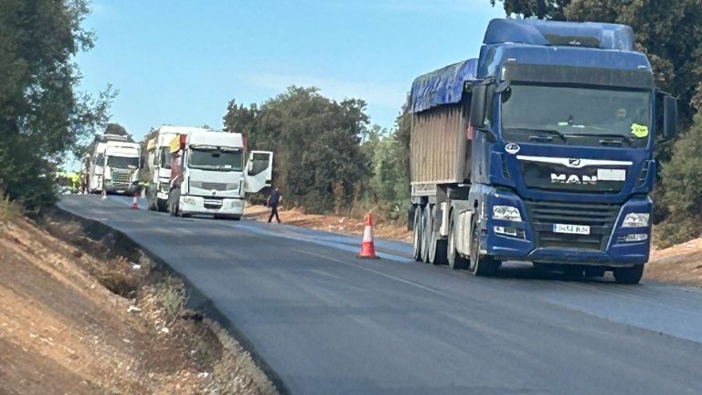 20251028 Asfaltado de la MA-6415 en Alameda