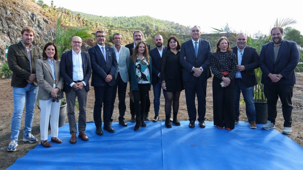 20251030 Autoridades presentes en el acto de colocación de la primera piedra del parque Evolution Park de Carratraca