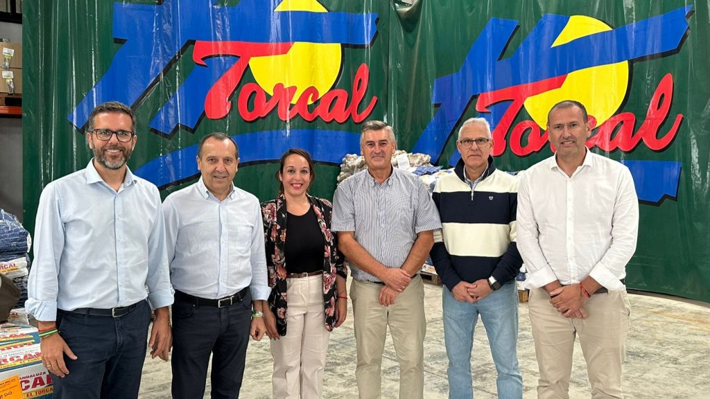 Juan Antonio Romero, gerente de Horticultores El Torcal (c), junto a miembros del PSOE de Antequera y al diputado provincial Manuel Lara (d)