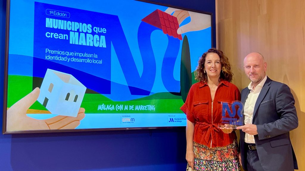 Antonia Ledesma, diputada provincial, y Álvaro Castro, presidente del Club de Marketing de Málaga, en la presentación de los Premios 'Municipios que crean marca' en la Diputación (octubre 2025)