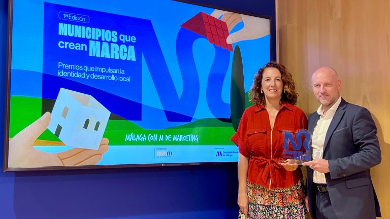 Antonia Ledesma, diputada provincial, y Álvaro Castro, presidente del Club de Marketing de Málaga, en la presentación de los Premios 'Municipios que crean marca' en la Diputación (octubre 2025)