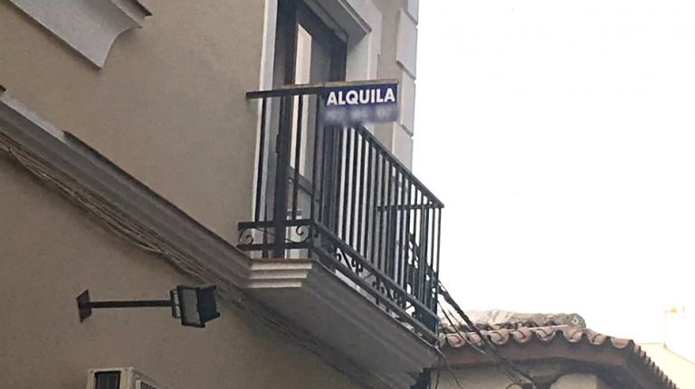 Cartel de alquiler en una vivienda de Antequera