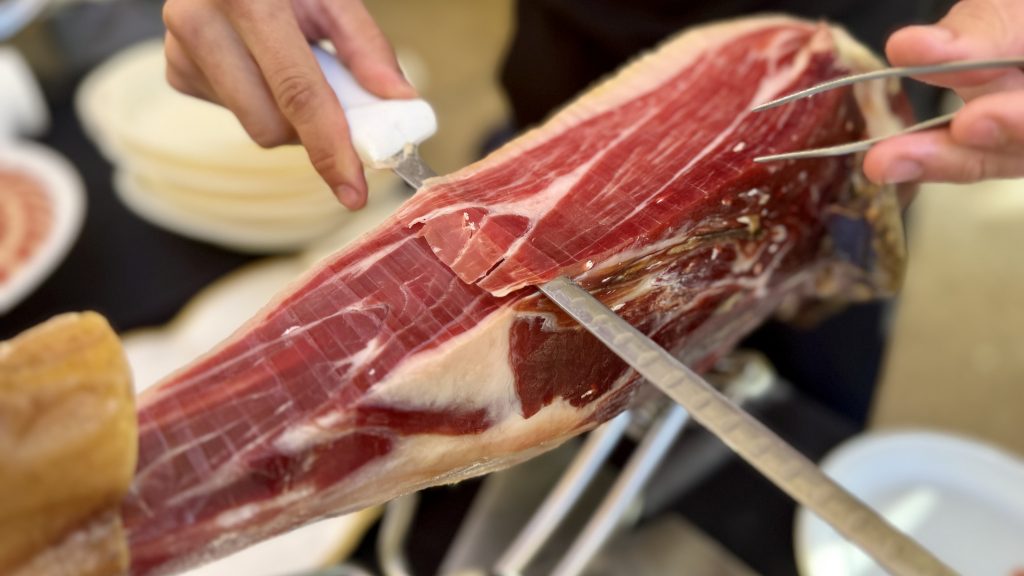 Corte de jamón en la feria dedicada a este producto en Campillos (noviembre 2024)