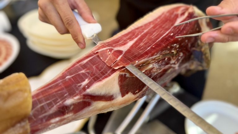 Corte de jamón en la feria dedicada a este producto en Campillos (noviembre 2024)