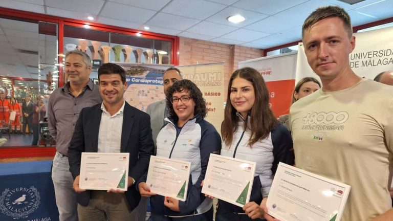 Cristóbal Ortega, vicepresidente de Infraestructuras de la Diputación de Málaga (i), junto a empleadas y el guía del Caminito del Rey distinguidos (octubre 2025)