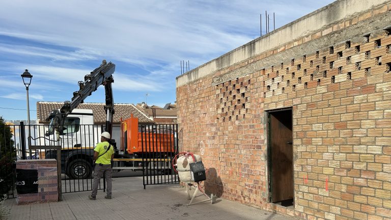 Descarga de material para la obra del construcción del Centro de Día de Personas Mayores de Sierra de Yeguas (octubre 2025)