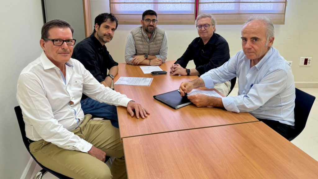 El alcalde Daniel Gómez (centro), junto responsables de la dirección de la obra y de la empresa adjudicataria de la reforma de la piscina cubierta municipal de Campillos (octubre 2025)