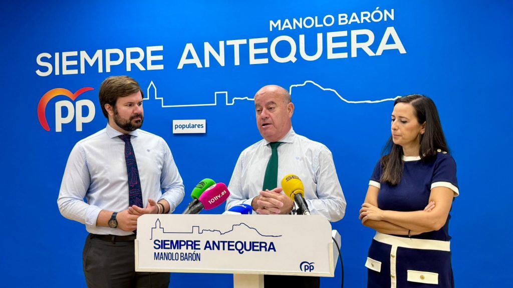 El alcalde Manolo Barón (centro), junto a los ediles Antonio García Mendoza y Ana Cebrián en la sede del PP de Antequera (octubre 2025)