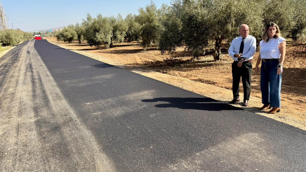 El alcalde Manolo Barón y Teresa Molina en el camino de los Almendros de Antequera (octubre 2025)