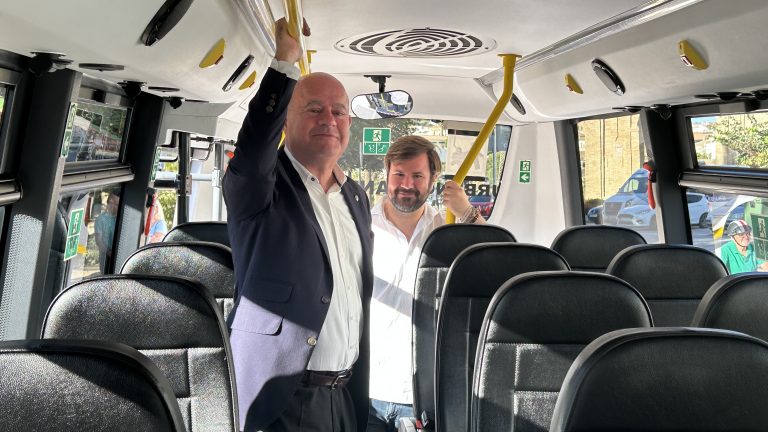 El alcalde Manolo Barón y el edil de Tráfico, Antonio García Mendoza, en el nuevo autobús para la línea 2 de Antequera (octubre 2025)