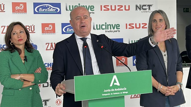 El alcalde de Antequera, Manolo Barón, junto a la delegada territorial del Gobierno andaluz, Patricia Navarro (izda), y la edil de Polígonos Industriales, Paqui Sánchez (septiembre 2025)